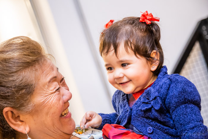 foto de festa: bebê sorrindo no colo da vovó