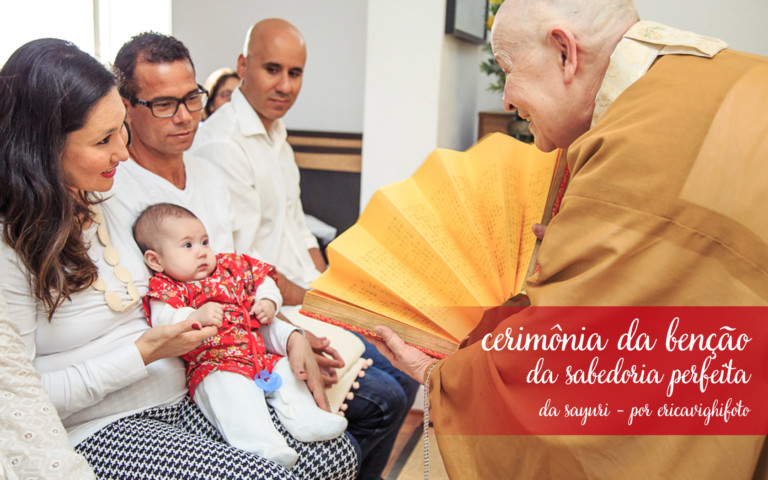 monja em cerimônia de benção da sabedoria perfeita com bebê