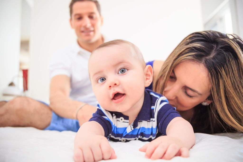 familía fazendo bagunça em ensaio fotográfico.