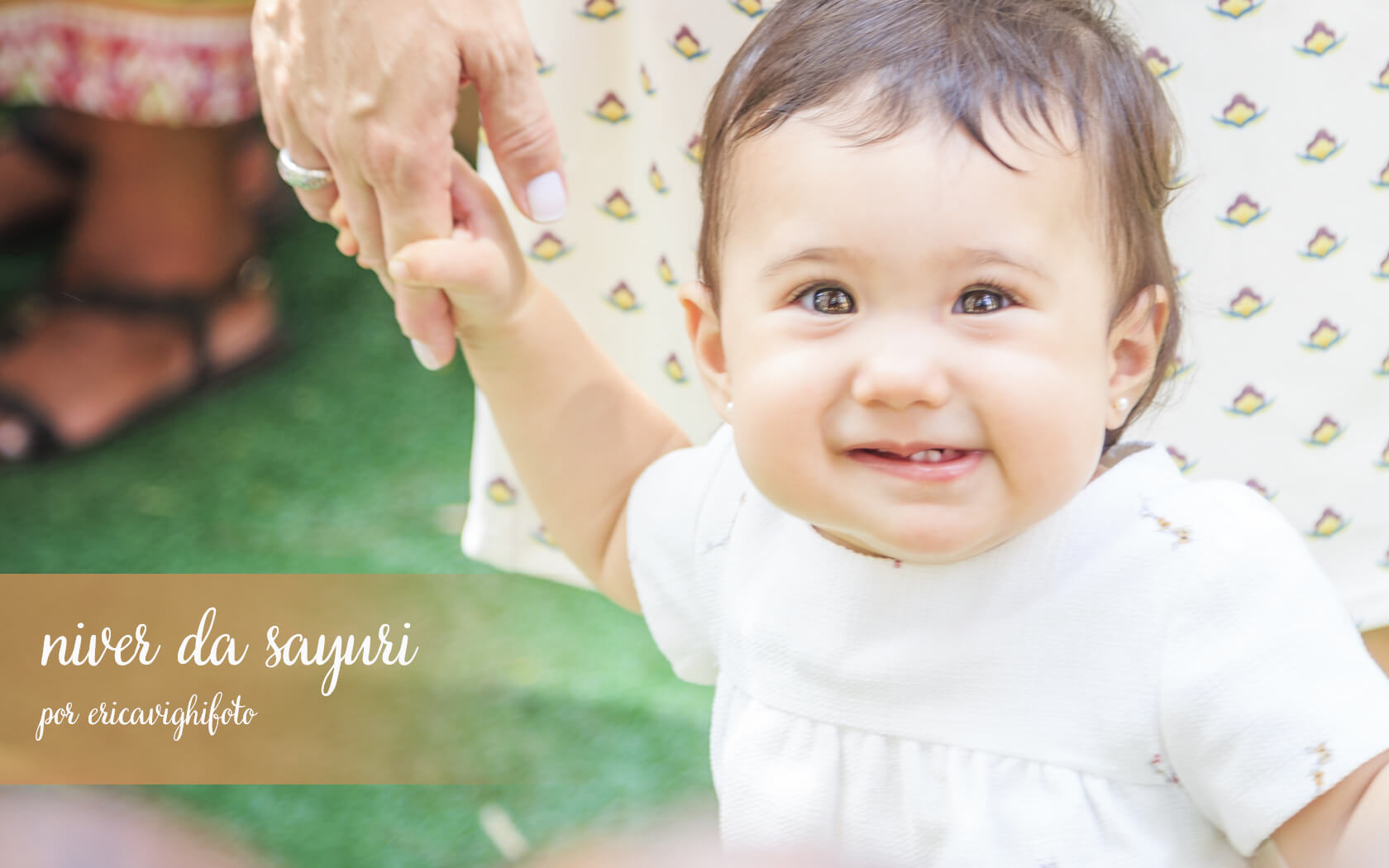 bebê mestiça japonesa sorrindo com cara de sapeca, e mãos dadas com a mãe