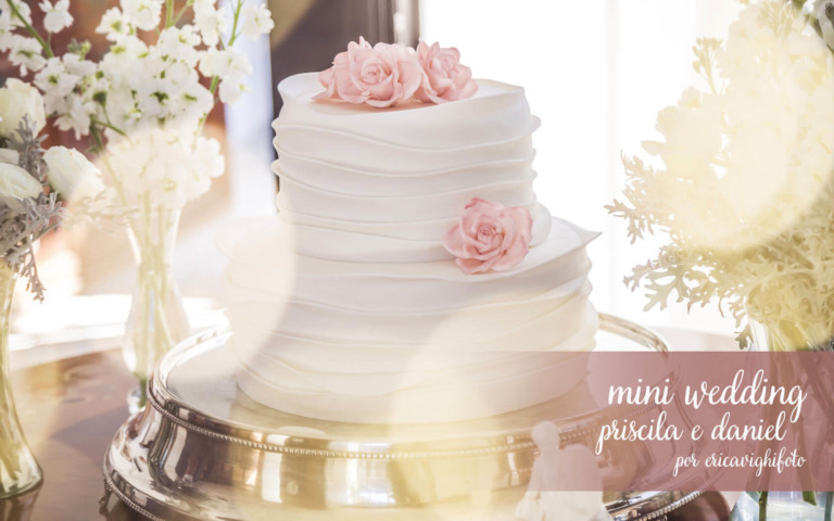 fotografia de bolo de casamento de dois andares, branco com detalhe de rosas.