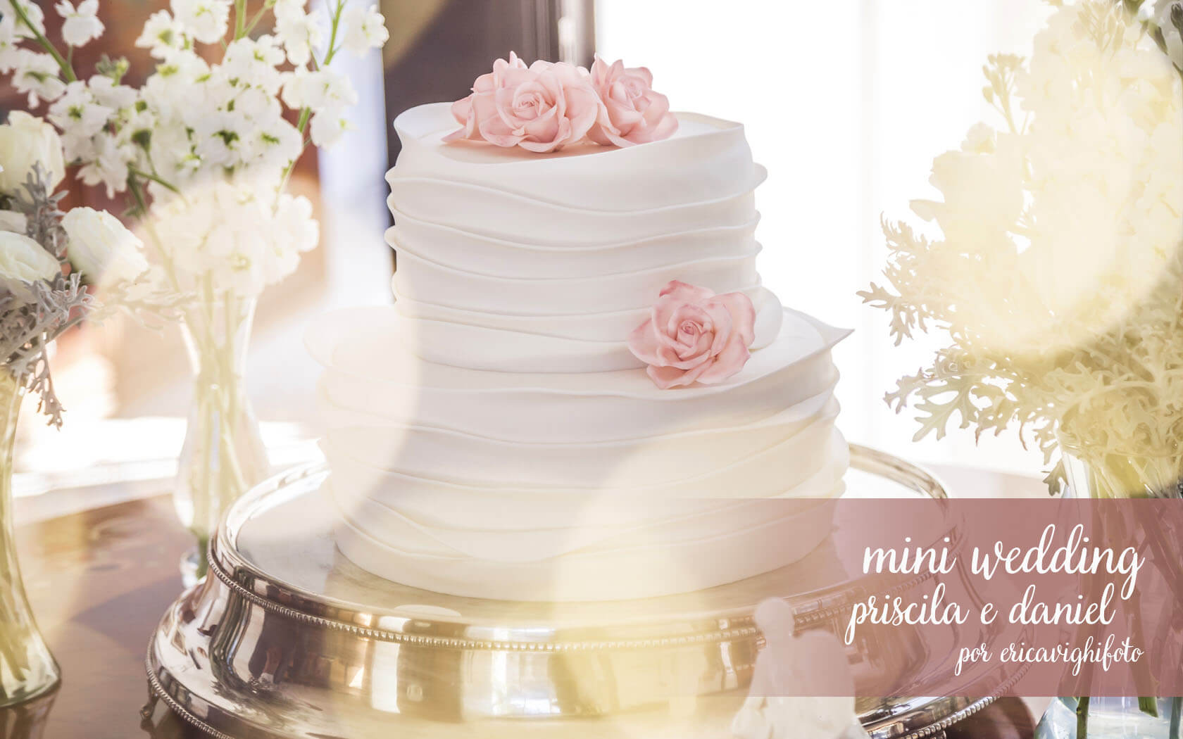 fotografia de bolo de casamento de dois andares, branco com detalhe de rosas.