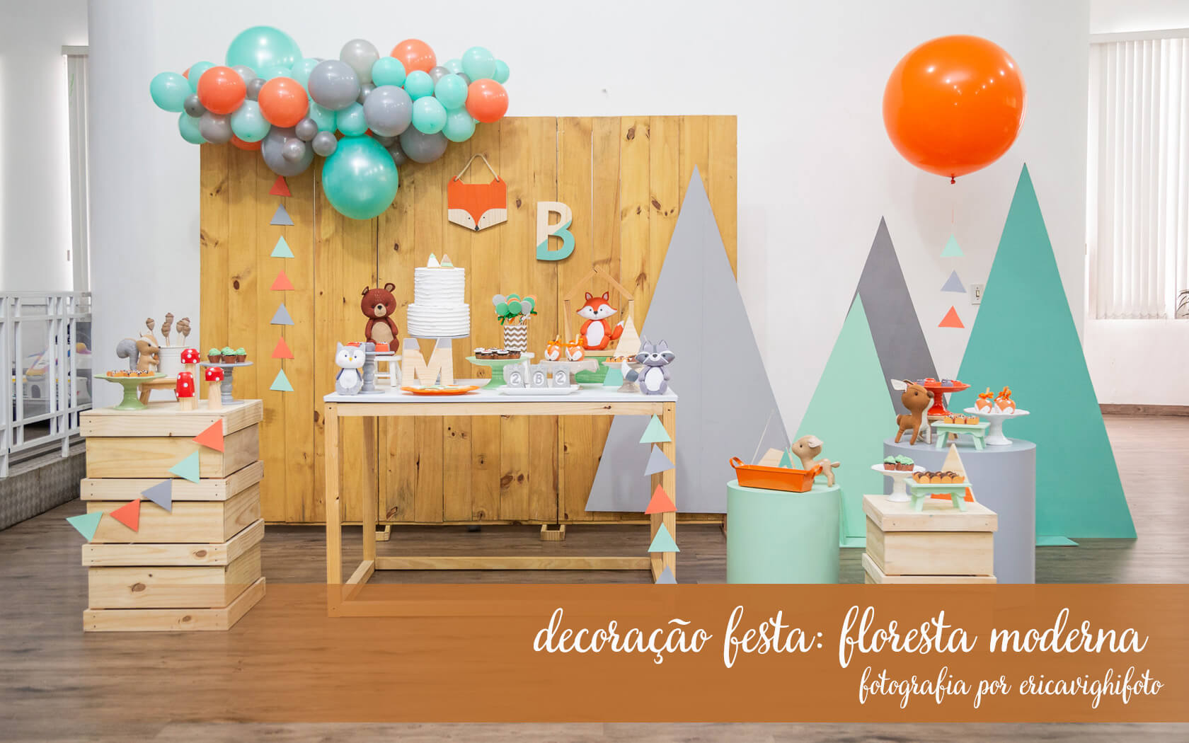 decoração de festa com tema bosque moderno nos tons coral, cinza e menta.
